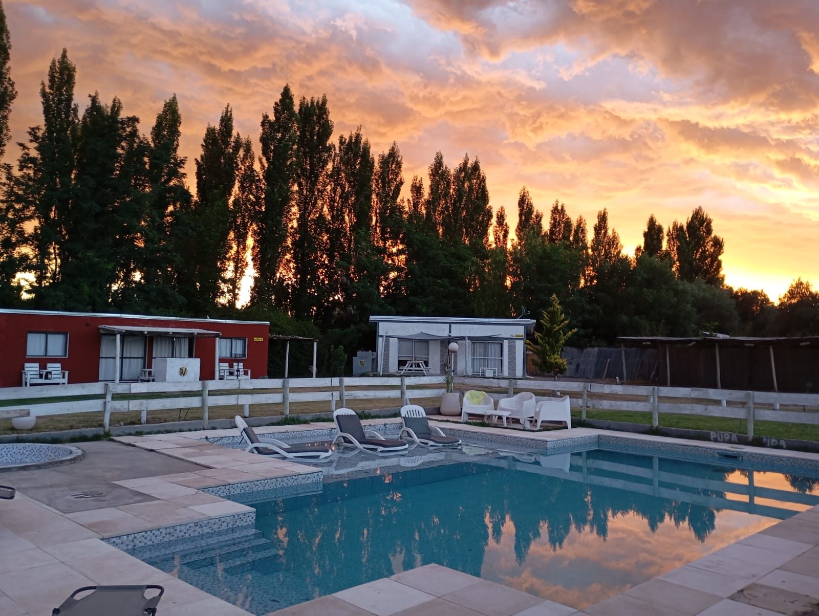 Atardecer en la piscina